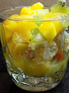 Una foto de Copa de ensalada de frutas con ricota dulce
