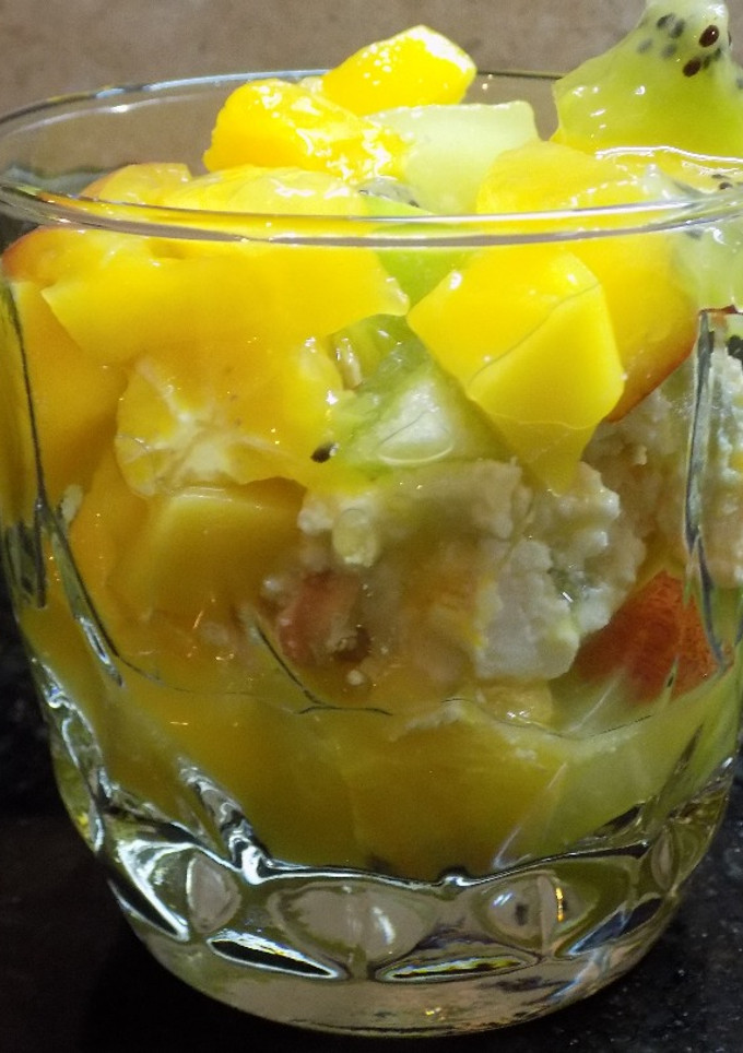 Una foto de Copa de ensalada de frutas con ricota dulce