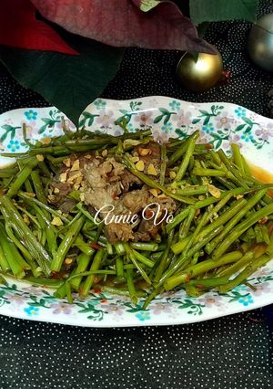 Hình của món Rau muống cọng xào bò.