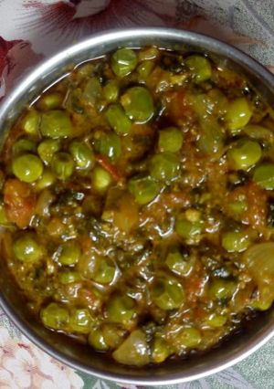 A picture of Aloo matar.