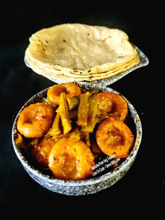 A picture of Jowar Roti With Gawar Dhokli Sabzi - Jowar Roti With Clusterbeans Flat Dumplings Curry.