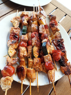 Una foto de Brochetas de pollo, calabacín y cherrys