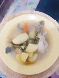 Caldo de quinua con papas y muslos de pollo y verduras