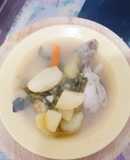Caldo de quinua con papas y muslos de pollo y verduras