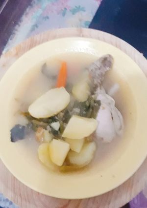 Una foto de Caldo de quinua con papas y muslos de pollo y verduras