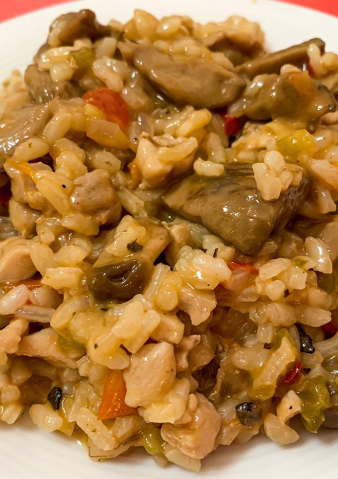 Una foto de Arroz con pollo y setas