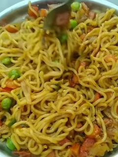 મસાલેદાર મેગી (Masaledar Maggi Recipe In Gujarati) રેસીપી મુખ્ય ફોટો