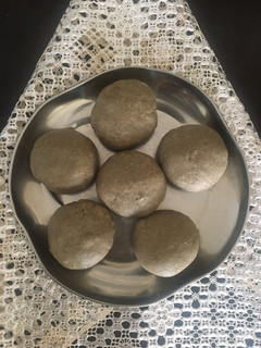 લાડુ (Ladoo Recipe in Gujarati) રેસીપી મુખ્ય ફોટો