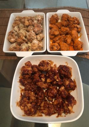 Una foto de Boneless BBQ, Búfalo y Ajo Parmesano