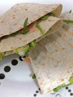 Una foto de Wrap de salmón y aguacate