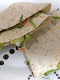 Una foto de Wrap de salmón y aguacate