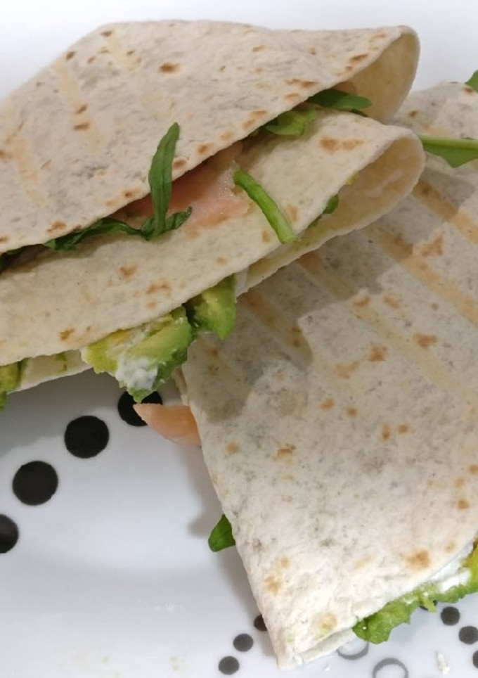 Una foto de Wrap de salmón y aguacate