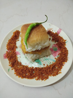 वडा़ पाव (vada pav recipe in Hindi) रेसिपी मुख्य फोटो