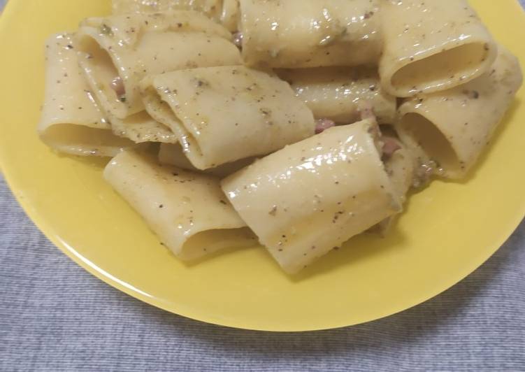 Pasta con crema di pistacchio e pancetta