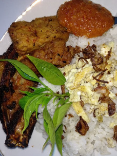 Foto resep Nasi Uduk Rice Cooker Ayam + Tempe Bacem