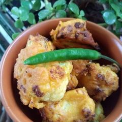 A picture of Gobhi kae pakodae.