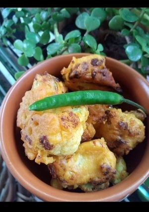 A picture of Gobhi kae pakodae.