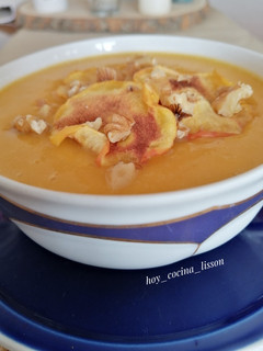 Una foto de Crema de calabaza con manzana y queso feta