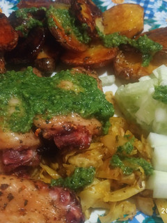 Una foto de Alitas de pollo con papas al horno