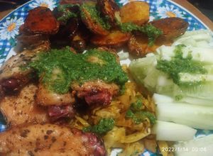 Una foto de Alitas de pollo con papas al horno