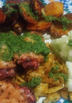 Una foto de Alitas de pollo con papas al horno