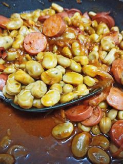 Una foto de Habas con salchichas en salsa de soja