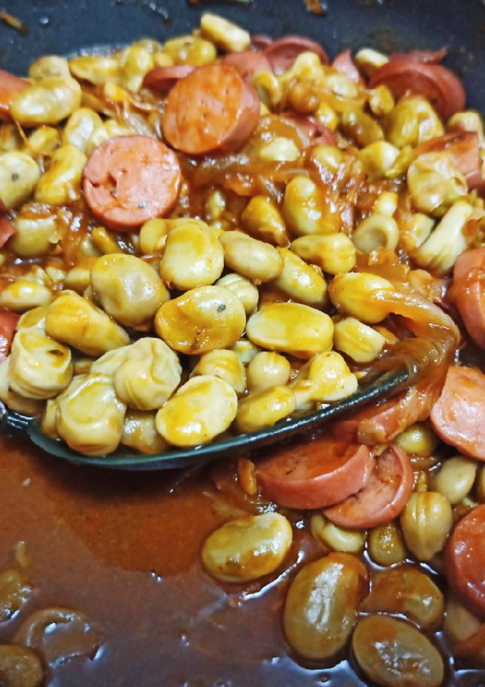 Una foto de Habas con salchichas en salsa de soja