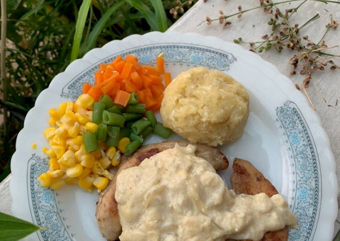 Grilled chicken with creamy sauce