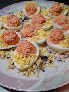 Una foto de Huevos rellenos de salmón