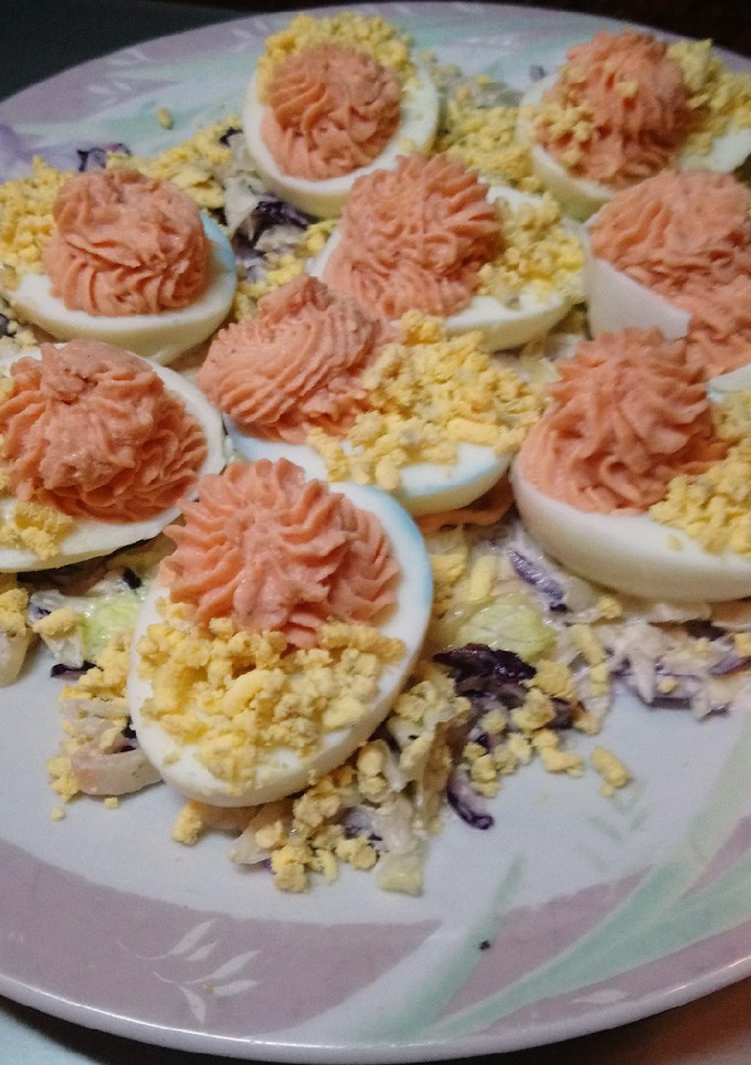 Una foto de Huevos rellenos de salmón