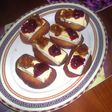 Tostas con queso brie mermelada de pétalos de rosa y frambuesa