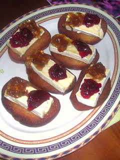 Una foto de Tostas con queso brie mermelada de pétalos de rosa y frambuesa