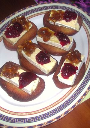 Una foto de Tostas con queso brie mermelada de pétalos de rosa y frambuesa