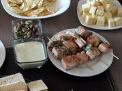 Una foto de brocheta de salmón