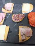Pan con tomate y embutido variado