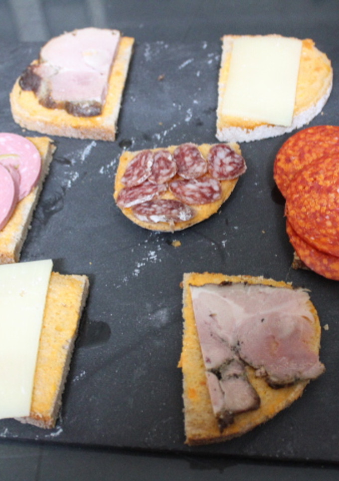 Una foto de Pan con tomate y embutido variado