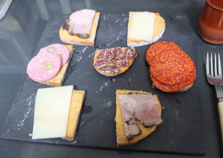 Pan con tomate y embutido variado