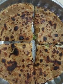 આલુ ચીઝ પરાઠા(aloo cheese paratha recipe in Gujarati) રેસીપી મુખ્ય ફોટો