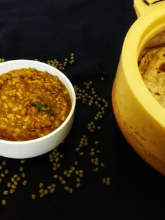 பச்சை பயிறு கிரேவி(green gram gravy recipe in tamil) செய்முறை முக்கிய புகைப்படம்