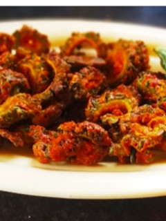 क्रिस्पी करेला (crispy karela recipe in marathi) रेसिपी चे मुख्य फोटो