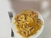 Una foto de pasta carbonara con bacon