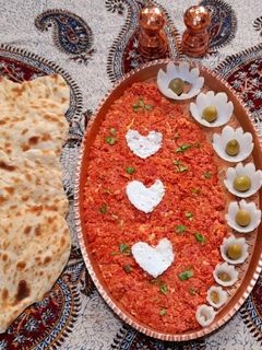 عکسی از دستور تزیین املت 🍅🧅🫒🥚