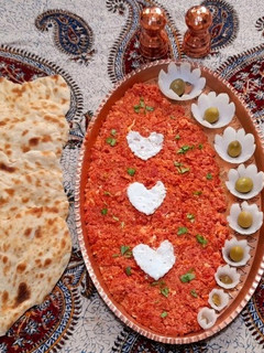 عکسی از دستور تزیین املت 🍅🧅🫒🥚