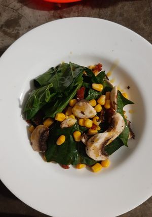Una foto de Ensalada de espinacas y tocino