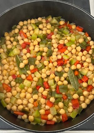 Una foto de Garbanzos con verduras🥒🫑
