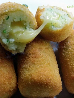 Una foto de Croquetas de patata con corazón de queso fundido