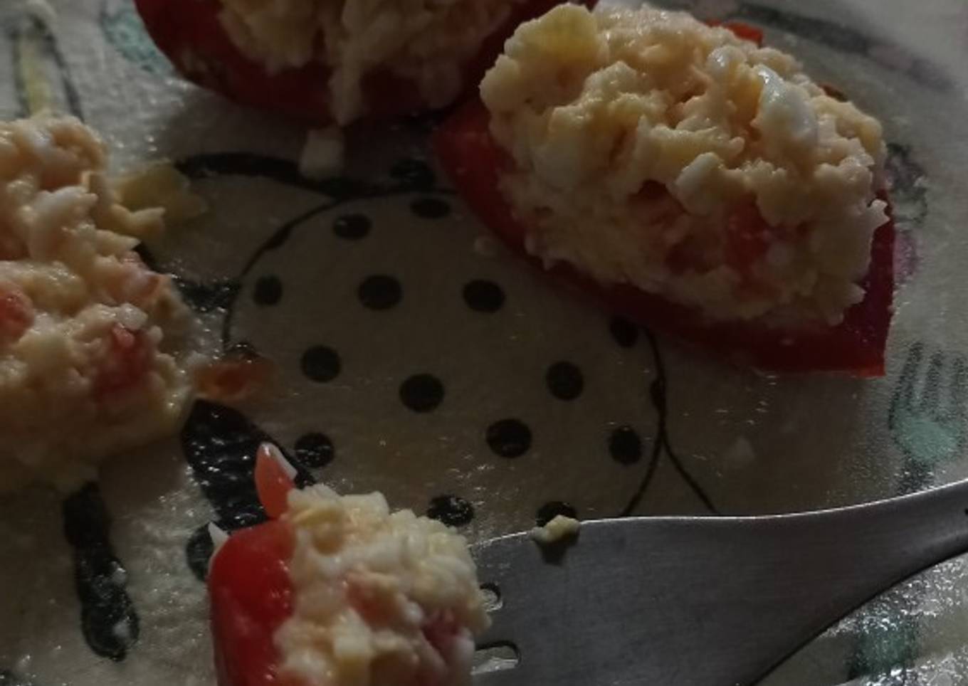 Tomate relleno de arroz con tomate (saludable)