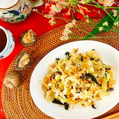 Delicious with Shiitake powder! Stir-fried Harusame (glass noodles) with cabbage and Sakura shrimp A picture of Delicious with Shiitake powder! Stir-fried Harusame (glass noodles) with cabbage and Sakura shrimp.