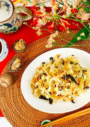 A picture of Delicious with Shiitake powder! Stir-fried Harusame (glass noodles) with cabbage and Sakura shrimp.