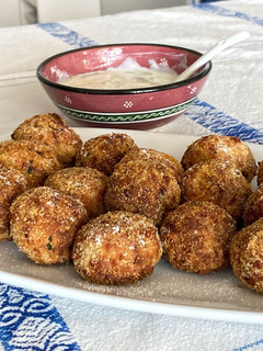 Foto di Polpette di patate e salsiccia con salsa allo yogurt e menta